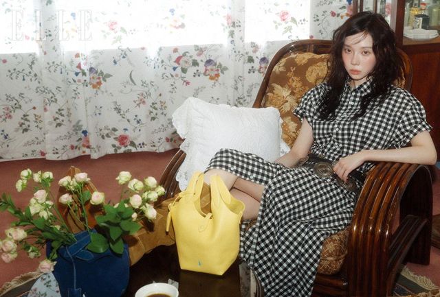 시어서커 셔츠 드레스와 레이어드한 웨스턴 무드의 레더 벨트와 콘초 벨트, 폴로 플레이 스웨이드 스몰 토트 & 크로스바디 백, 폴로 플레이 레더 스몰 토트 & 크로스바디 백은 모두 Polo Ralph Lauren.