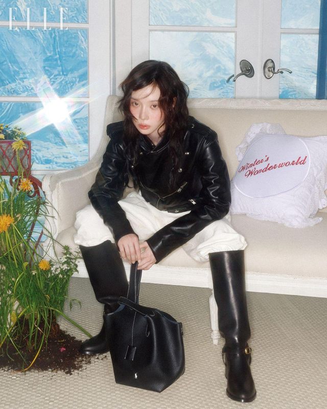 레더 모토 재킷과 햄프 와이드 레그 팬츠, 폴로 플레이 레더 토트백 그리고 레더 라이딩 부츠는 모두 Polo Ralph Lauren.