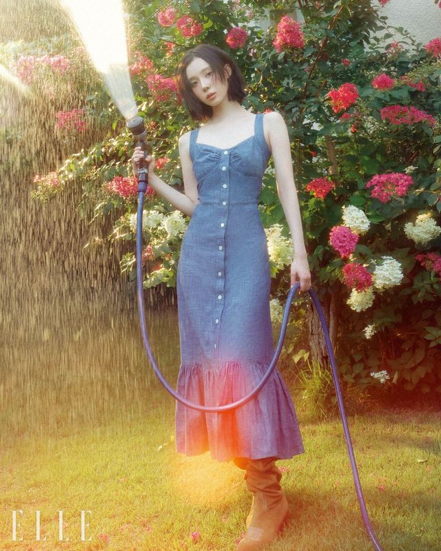 샴브레이 버튼 드레스와 웨스턴 부츠는 모두 Polo Ralph Lauren.