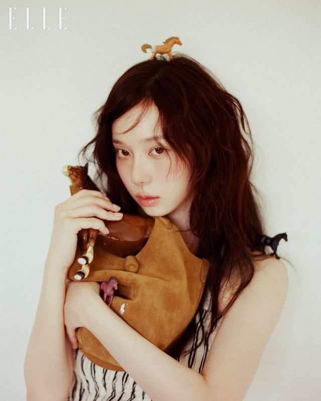 스트라이프 실크 블렌드 드레스와 폴로 플레이 스웨이드 스몰 토트 & 크로스바디 백은 모두 Polo Ralph Lauren.