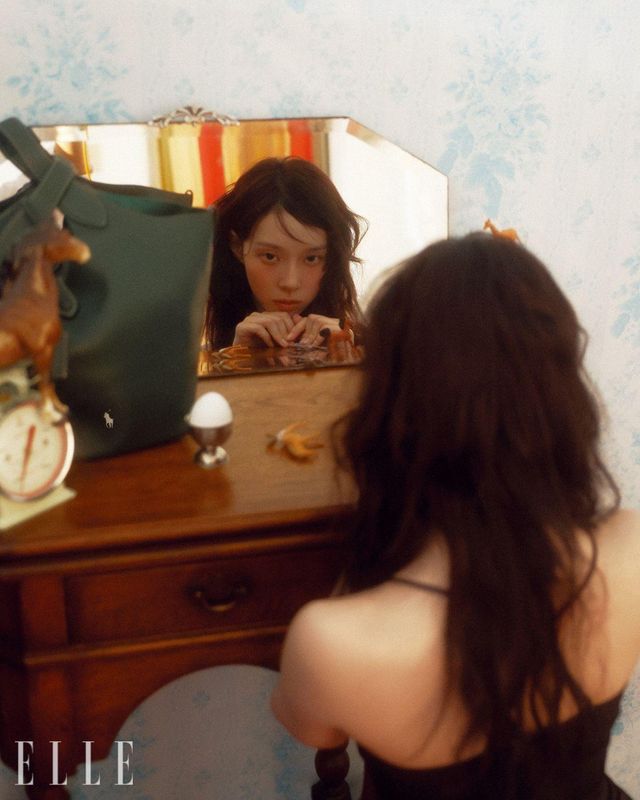 칵테일 드레스와 폴로 플레이 레더 토트백은 모두 Polo Ralph Lauren.