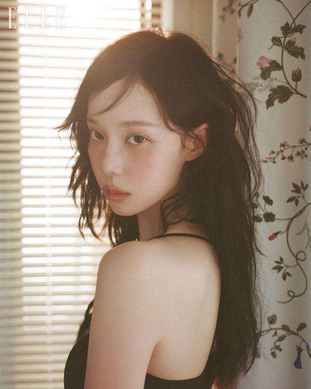 칵테일 드레스는 Polo Ralph Lauren.