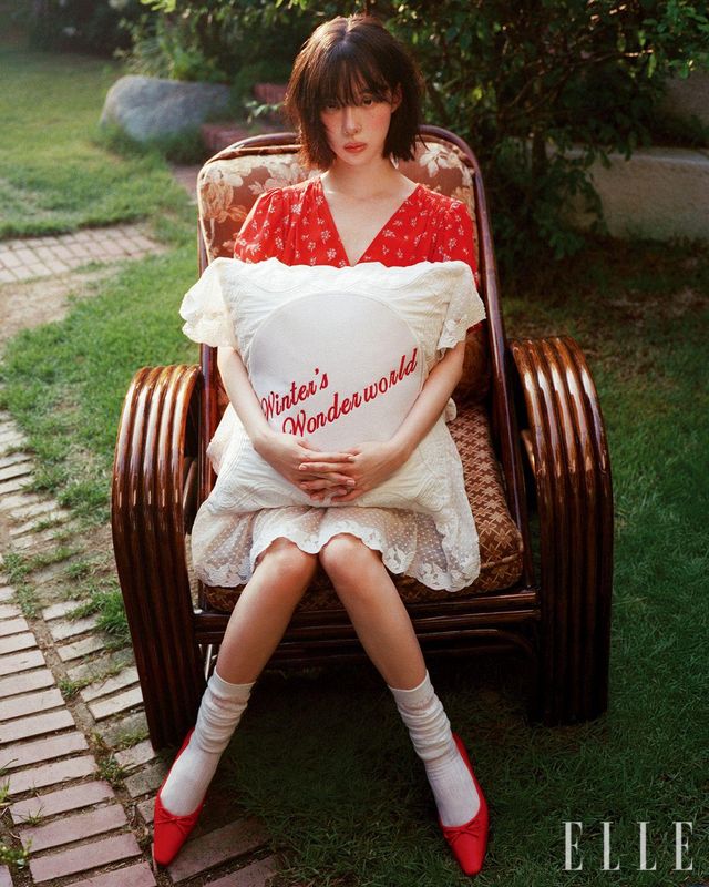 플로럴 패턴의 크레이프 롬퍼스와 레더 발레 플랫 슈즈는 모두 Polo Ralph Lauren.