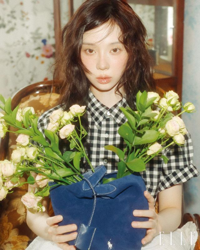 시어서커 셔츠 드레스와 폴로 플레이 스웨이드 스몰 토트 앤 크로스바디 백은 모두 Polo Ralph Lauren.