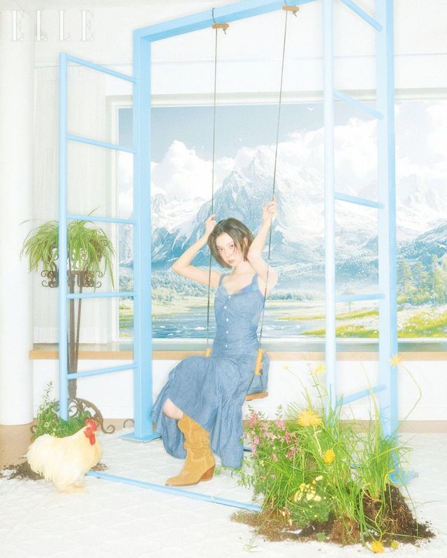 샴브레이 버튼 드레스와 웨스턴 부츠는 모두 Polo Ralph Lauren.