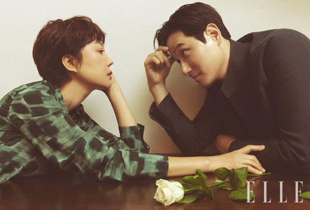 염정아가 입은 셔츠는 Ferragamo. 박해준이 입은 재킷과 베스트는 모두 Zegna. 