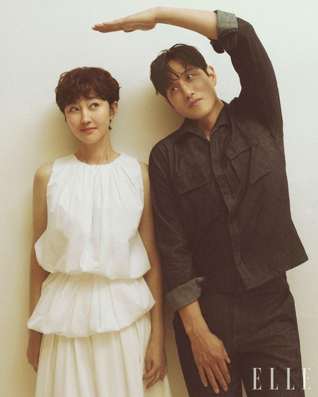 염정아가 입은 톱과 스커트는 모두 Nehera. 박해준이 입은 톱과 팬츠는 모두 Aspesi. 