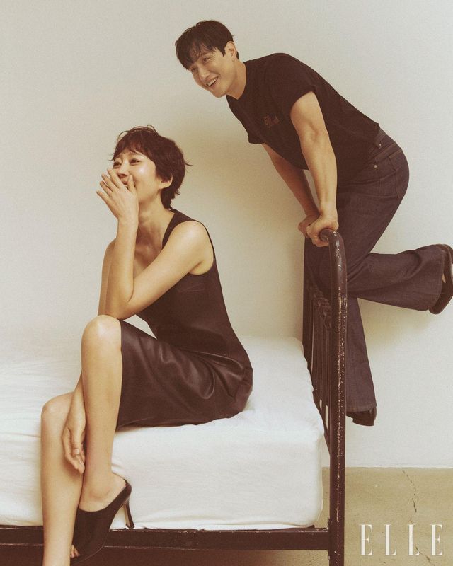 염정아가 입은 드레스는 Ports 1961. 슈즈는 Bottega Veneta. 박해준이 입은 티셔츠는 Berluti. 베스트는 Eenk. 팬츠는 STU. 슈즈는 Christian Louboutin. 