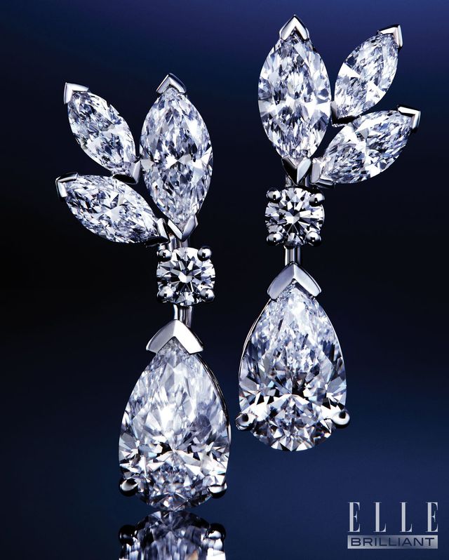 화이트 골드에 약 1캐럿 페어 셰이프 다이아몬드 2개를 세팅한 ‘트레저’ 이어링은 가격 미정 PIAGET.