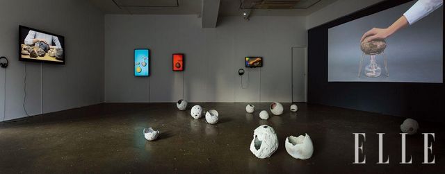 눈에 보이지 않는 날씨와 관련된 가담항설을 다룬 〈오늘은 편서풍이 불고 개이겠다〉(2016) 전시 전경. 스페이스 오뉴월에서 열렸다.