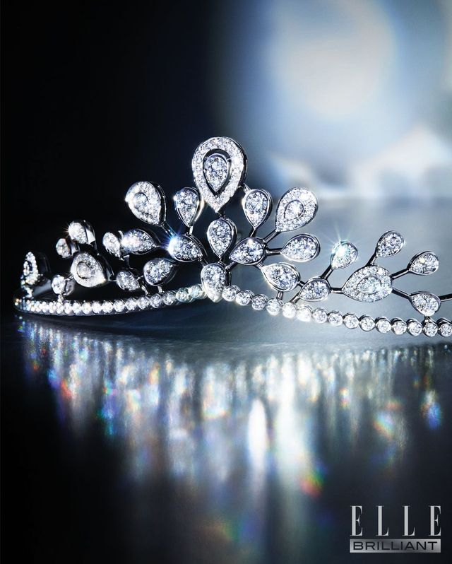 화이트 골드에 9.81 캐럿 브릴리언트 컷 다이아몬드 212개를 세팅한 ‘조세핀 아그레뜨 임페리얼’ 디아뎀은 1억 5천만원대 CHAUMET.