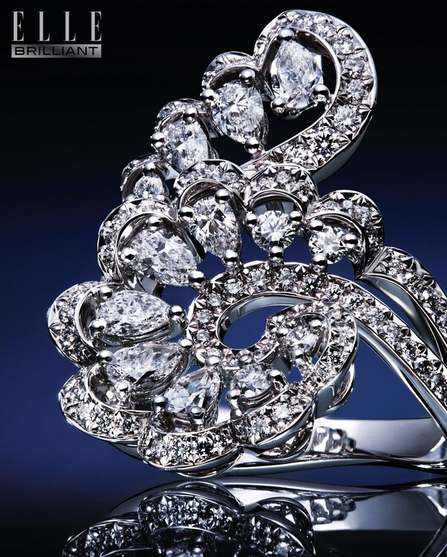 화이트 골드에 0.62캐럿 페어 셰이프 다이아몬드 8개, 0.70캐럿 라운드 브릴리언트 컷 다이아몬드 120개를 세팅한 ‘프레셔스 레이스 바그’ 링은 3천5백92만원 CHOPARD.