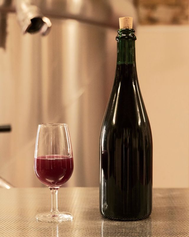 랭스에서 남쪽에 자리한 부지(Bouzy) 지역에서 만들어진 피노 누아. 오랜 발효 과정을 거치지 않은 스틸 와인은 뵈브 클리코의 크레예르에서만 만날 수 있는 희귀한 와인이다. 