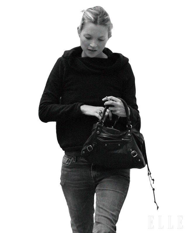 2003년 케이트 모스가 매치한 발렌시아가 르 시티 백. 