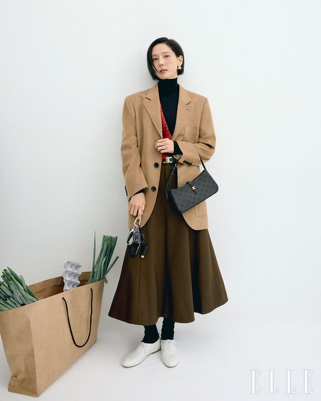 트리옹프 캔버스 티나 숄더백, 캐시미어 플란넬 테일러드 재킷, 울 저지 터틀넥 톱, 코튼 개버딘 스커트, 트리옹프 화이트 램스킨 슈즈, 헤리티지 실크 트윌 반다나, 폼 압스트레트 리본 후프 이어링과 리본 링은 모두 Celine.