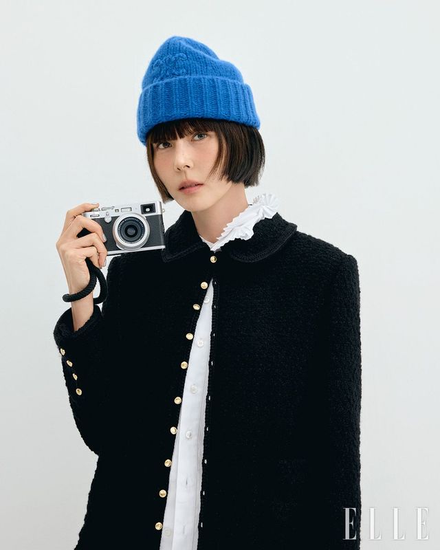 코튼 포플린 셔츠, 캐시미어 부클레 나트 샤세르 재킷, 캐시미어 & 실크 트리옹프 비니는 모두 Celine.