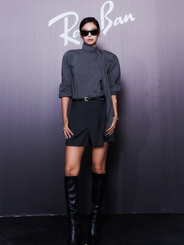 회색과 블랙으로 완성한 모노 톤 룩은 무릎까지 오는 검은색 롱부츠로 마무리했습니다 @jennierubyjane