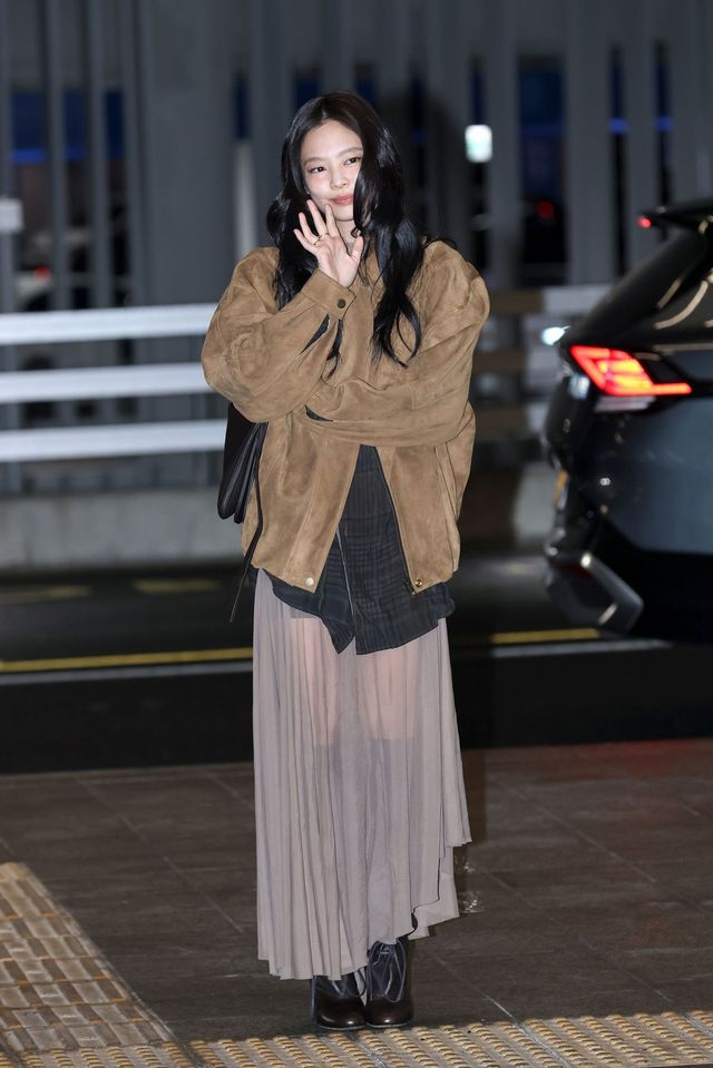 다양한 아이템을 레이어드해 편안하면서도 스타일리시한 공항 패션을 완성한 제니 