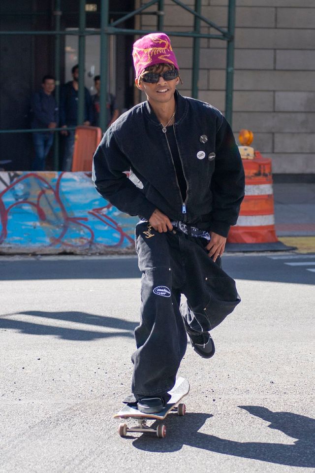 제이든 스미스가 오버사이즈 블랙 데님과 니트 비니로 보여준 자유분방한 스케이트보드 패션을 완성했습니다. 