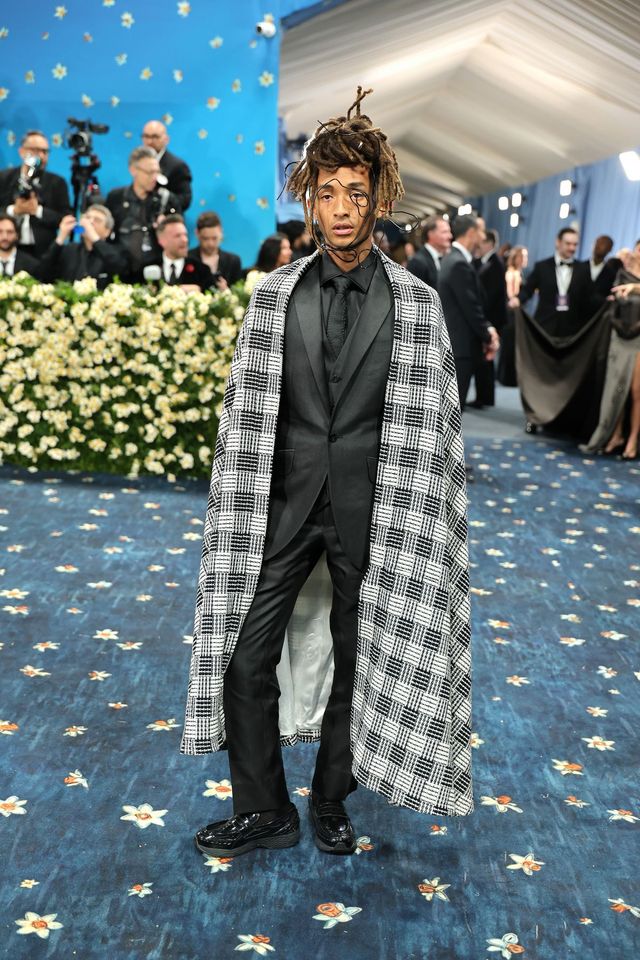 제이든 스미스는 최근 멧 갈라에서 체크 케이프와 올블랙 슈트로 완성한 드라마틱한 룩을 선보였습니다. 