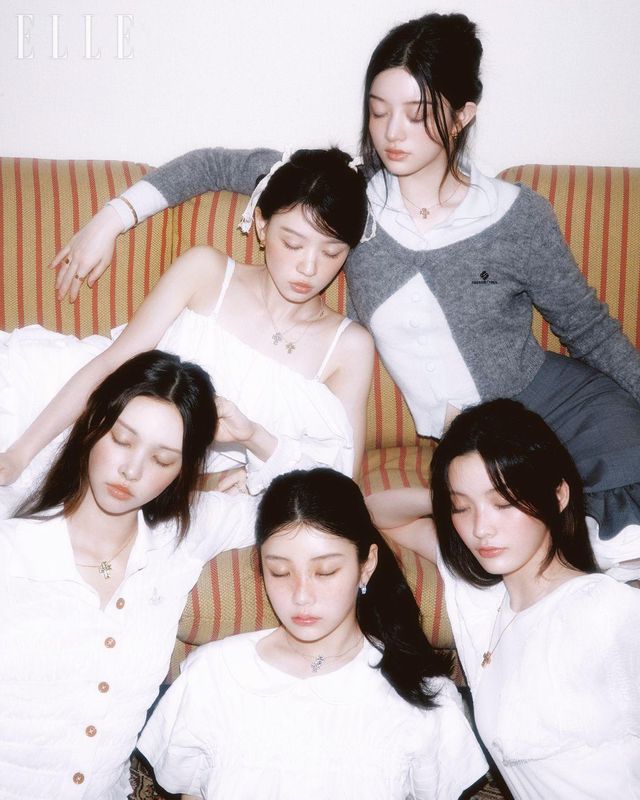 민주가 착용한 핑크골드 벨 에포크 릴 이어링, 다이아몬드 세팅 벨 에포크 네크리스, 핑크골드 벨 에포크 릴 브레이슬릿, 검지에 낀 핑크골드 5.7mm 벨 에포크 릴 링, 약지에 낀 핑크골드 8.3mm 벨 에포크 릴 링은 모두 Damiani. 니트 톱, 카디건, 치마는 Shushu/Tong. 이로하가 착용한 다이아몬드와 루비 세팅의 벨 에포크 네크리스는 Damiani. 톱은 Weak Generation. 원희가 착용한 다이아몬드와 사파이어 세팅의 벨 에포크 이어링, 다이아몬드와 사파이어를 세팅한 화이트골드 벨 에포크 네크리스, 다이아몬드 세팅 화이트골드 벨 에포크 네크리스는 모두 Damiani. 셔츠는 Comme des Garçons. 윤아가 착용한 다이아몬드와 에메랄드 세팅의 벨 에포크 네크리스는 Damiani. 블라우스는 Vivienne Westwood. 모카가 착용한 옐로골드 벨 에포크 릴 이어링, 다이아몬드 세팅 화이트골드 벨 에포크 네크리스와 옐로골드 벨 에포크 네크리스, 다이아몬드 세팅 플래티넘 벨 에포크 브라이덜 이터니티 링은 모두 Damiani. 블라우스는 Sinoon. 스커트는 The Love Comes. 