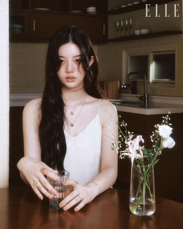 다이아몬드와 시트린을 세팅한 옐로골드 마르게리타 이어링과 마르게리타 네크리스, 다이아몬드와 에머시스트를 세팅한 핑크골드 마르게리타 네크리스, 오른손 검지에 낀 다이아몬드와 에머시스트를 세팅한 핑크골드 마르게리타 링, 약지에 낀 다이아몬드와 시트린을 세팅한 옐로골드 마르게리타 링, 왼손에 착용한 다이아몬드 세팅 화이트골드 마르게리타 브레이슬릿, 검지와 약지에 낀 다이아몬드 세팅 화이트골드 마르게리타 링은 모두 Damiani. 드레스는 Ych. 