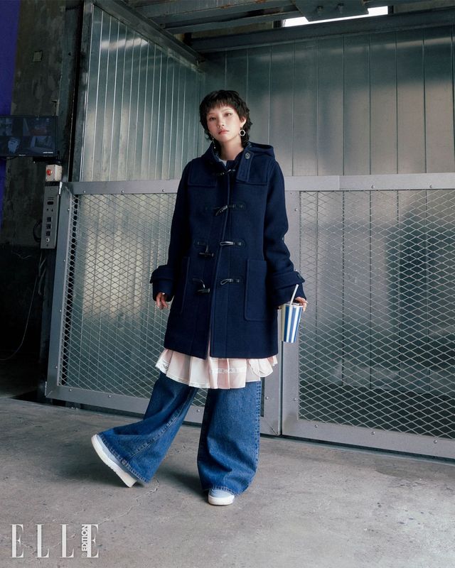 울 더플 코트, 핑크 플리츠 런웨이 드레스, 와이드 팬츠, 박스 랜치 싱글 이어링, 너트 볼트 싱글 이어링, 소호 스니커즈는 모두 Coach.