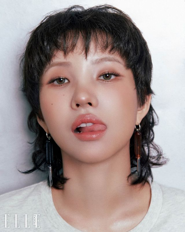 티셔츠와 스크류 드라이버 싱글 이어링, 티셔츠는 모두 Coach.