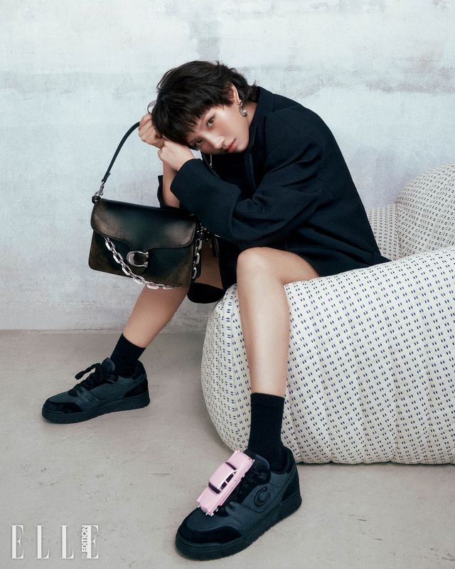 시간이 지날수록 멋을 더해가는 ‘러브드레더’ 체인 태비 숄더 백, 박스 랜치 싱글 이어링, 너트 볼트 싱글 이어링, 솔리드 싱글 버튼 블레이저, 시그너처 니트 스커트, 소호 스니커즈, 빈티지 카 슈즈 참은 모두 Coach.