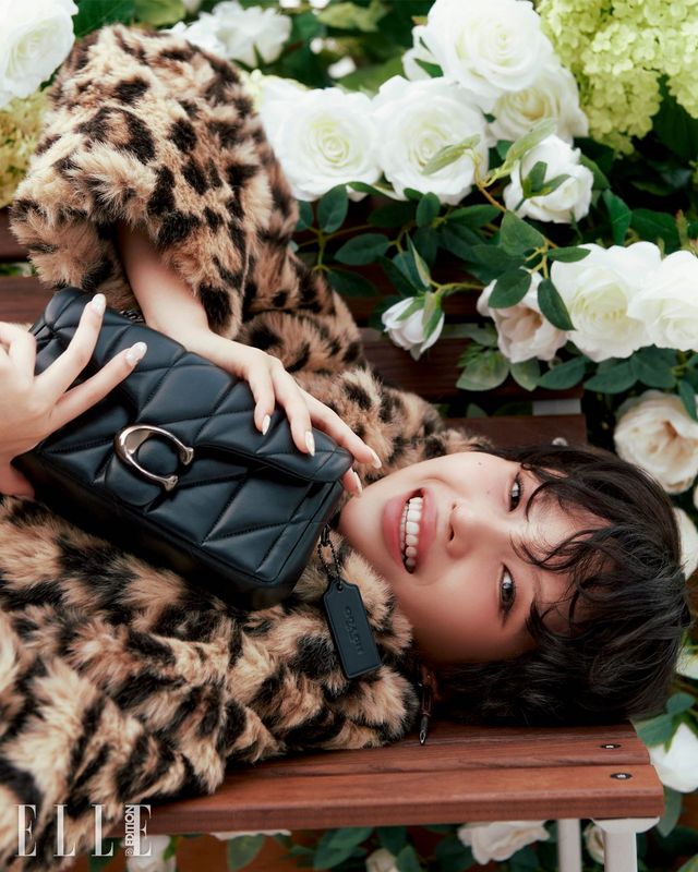 레오파드 페이크 퍼 코트, 쁘띠 사이즈의 퀼팅 태비 숄더 백, 스크류 드라이버 싱글 이어링은 모두 Coach.