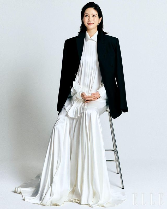 블랙 블레이저 재킷은 s/e/o. 화이트 셔츠와 롱스커트는 모두 Gaze de Lin. 이어링은 스타일리스트 소장품.