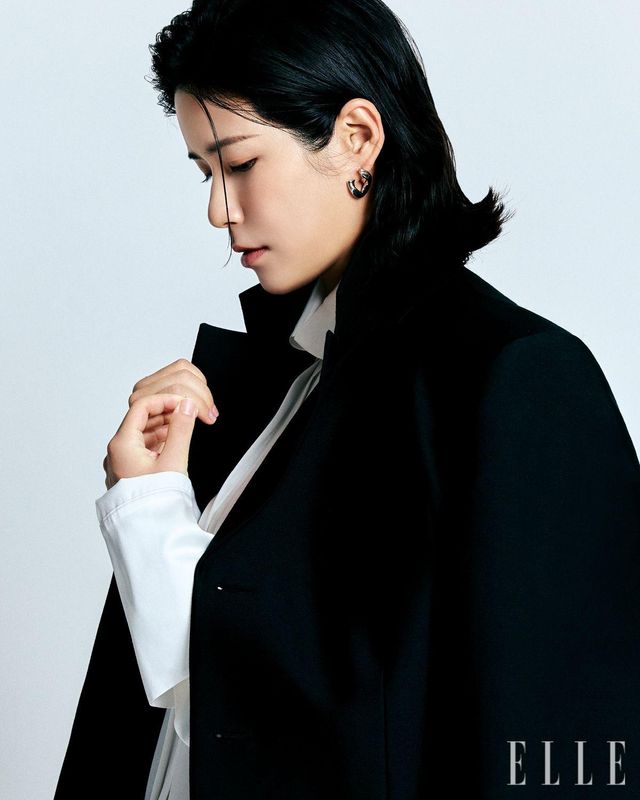 블랙 블레이저 재킷은 s/e/o. 화이트 셔츠와 롱스커트는 모두 Gaze de Lin. 이어링은 스타일리스트 소장품.