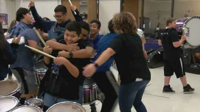 세계 드러머 안아주기의 날(Drumming news network)