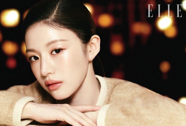 베이지 컬러 카디건은 Chanel. 