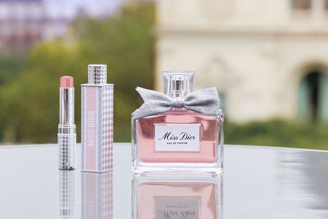 (왼쪽부터)미스 디올 오 드 퍼퓸 미니 미스 솔리드 퍼퓸, 11만원대, 미스 디올 오 드 퍼퓸, 30ml 12만5천원대, 모두 Dior Beauty.
