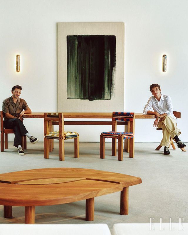 피에르 샤포의 대표 작품, 이브 살로몬과 협업한 에디션이 조화롭게 놓인 디에디트 서울 쇼룸. 샤포 크리에이션 CEO이자 피에르 샤포의 손자인 조란 샤포(왼쪽), 이브 살로몬 에디션 크리에이티브 디렉터인 마르셀렝 보이어(오른쪽).