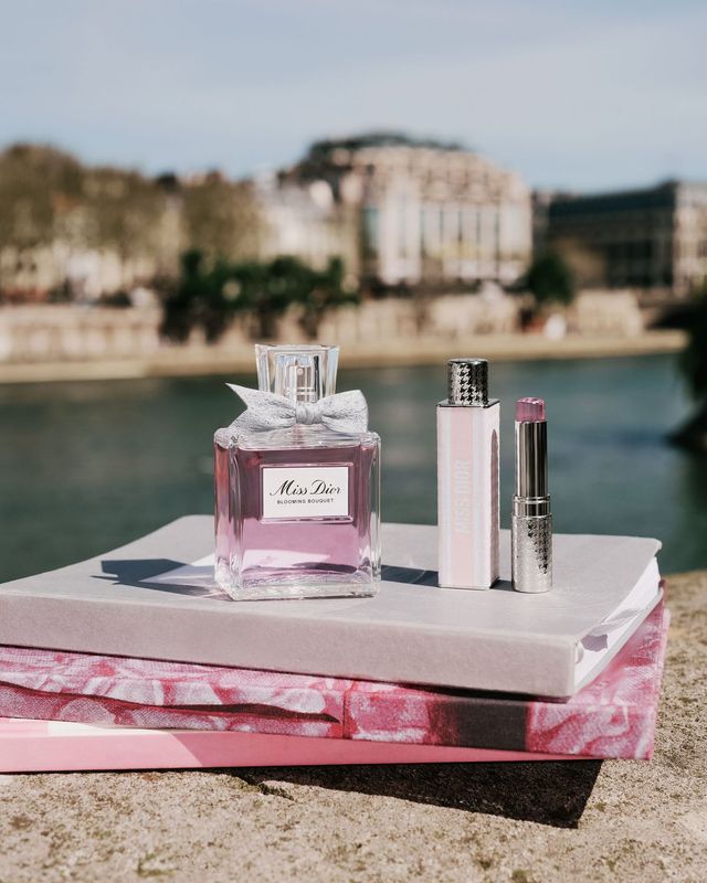 (왼쪽부터)미스 디올 블루밍 부케 오 드 뚜왈렛, 30ml 9만9천원대, 미스 디올 블루밍 부케 미니 미스 솔리드 퍼퓸, 8만7천원대, 모두 Dior Beauty.