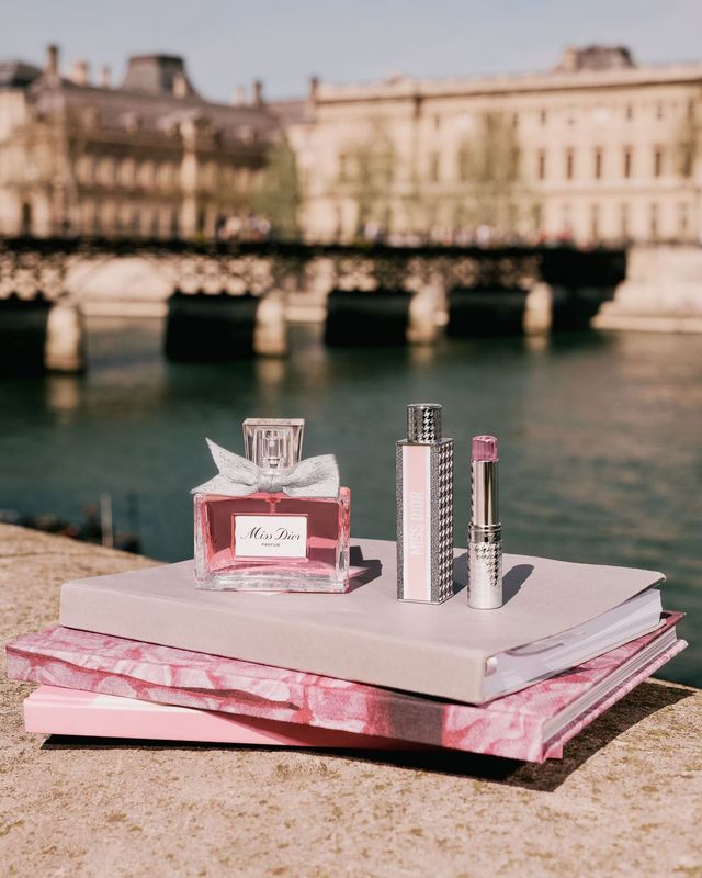 (왼쪽부터)미스 디올 퍼퓸, 30ml 13만3천원대, 미스 디올 퍼퓸 미니 미스 솔리드 퍼퓸, 11만7천원대, 모두 Dior Beauty.