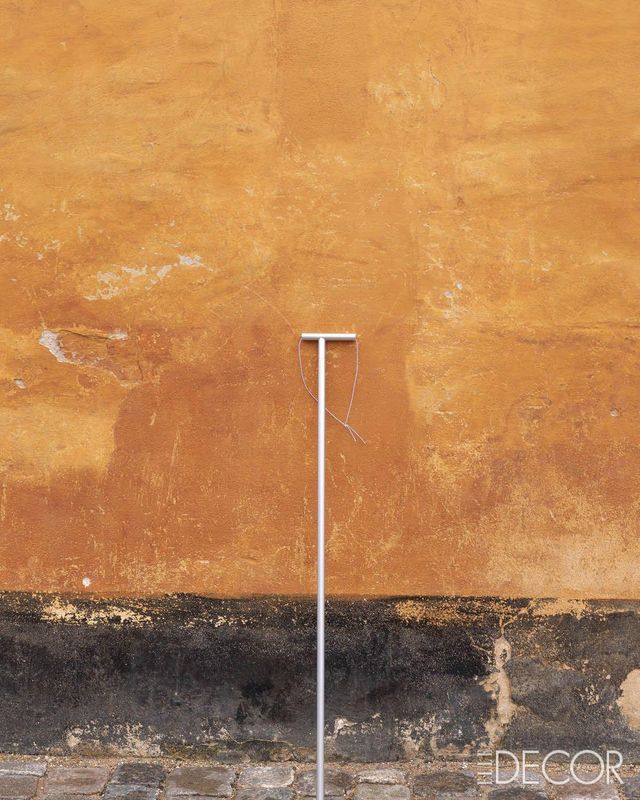 2024년 밀란 트리엔날레 전시 〈Walking Sticks & Canes〉를 위해 선보인 지팡이 ‘스토크(Stok)’. ‘나이 들었을 때 쓰고 싶은 지팡이’라는 주제에 따라 얇은 알루미늄 몸체에 T자 손잡이, 구멍으로 끈을 통과시킬 수 있는 지팡이를 디자인했다. 