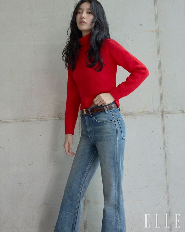 캐시미어 터틀넥 스웨터와 부츠 컷 데님 팬츠, 벨트는 모두 Celine.