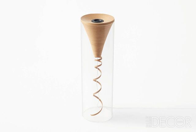 너도밤나무 가공 브랜드 ‘부나코(Bunaco)’를 위해 디자인한 ‘부나코 스피커’. 투명한 아크릴 실린더 속에 얇은 띠 형태의 너도밤나무로 감싸 불필요한 진동과 왜곡을 줄였다. 나무 띠가 점점 풀려나오는 듯한 장식으로 순수한 나무의 질감과 구조미를 강조했다. 