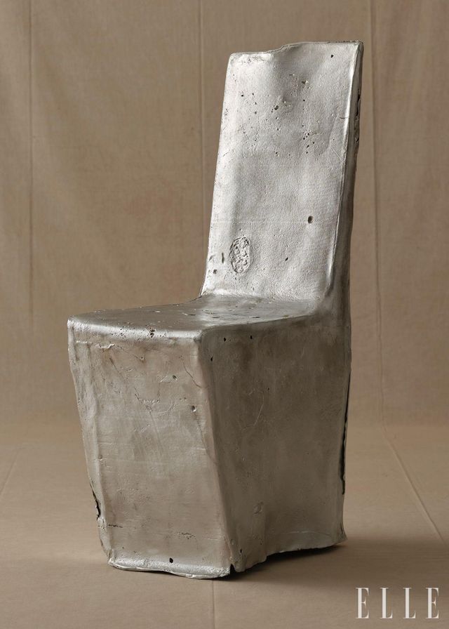  이윤정이 불에 녹인 금속을 틀에 부어 형태를 잡는 ‘주조’ 기법을 탐구해 만든 가구와 오브제. 