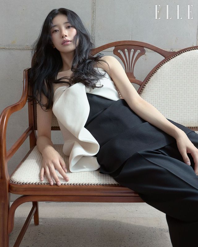 실크와 울 케이디 미니드레스, 블랙 플리츠 트라우저는 모두 Celine.