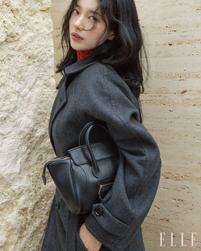 더블 페이스 캐시미어 코트와 헤리티지 실크 스카프, 램스킨 스몰 러기지 백은 모두 Celine.