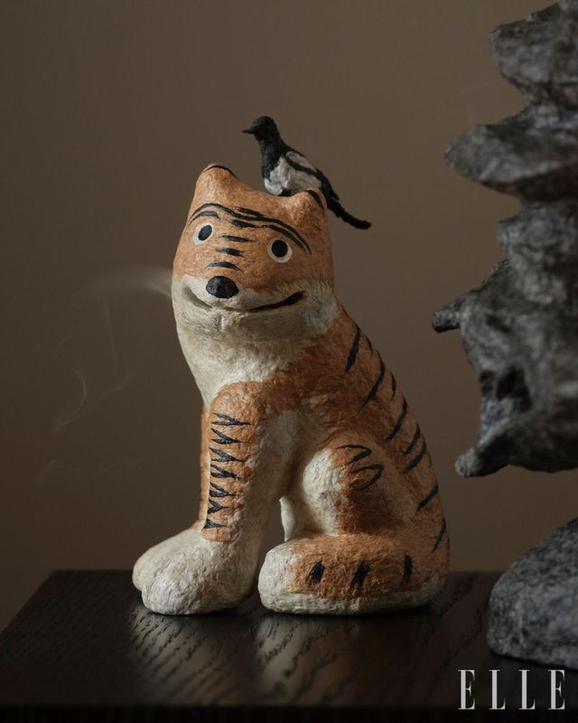 박갑순 장인은 까치와 호랑이 등 전통 민화에서 영감받은 지호 공예 기물을 선보였다.