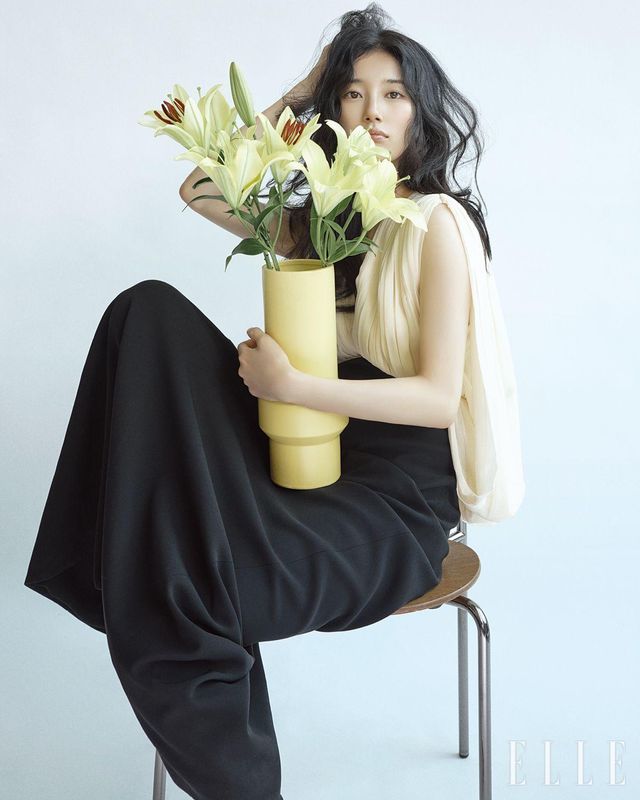 실크 크레이프 장식의 드레스는 Celine.