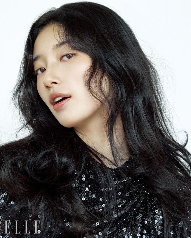 반짝이는 엠브로이더리 드레스는 Celine.