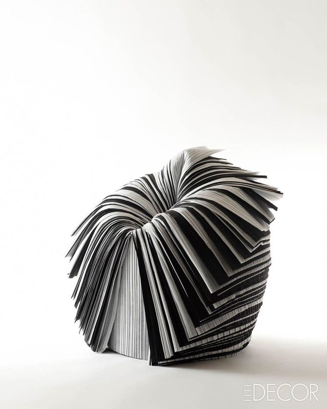 양배추처럼 겹겹이 쌓인 주름 종이를 바깥쪽부터 한 겹 한 겹 풀어가며 의자로 사용하는 ‘캐비지 체어(Cabbage Chair)’. 2008년 도쿄 21-21 디자인 사이트 개관 1주년을 기념해 패션 브랜드 이세이 미야케와 협업한 것으로, 플리츠 원단 생산 과정에서 낭비되는 부산물을 써서 친환경적이고 프레임이나 다른 부품이 없이도 튼튼하다. 