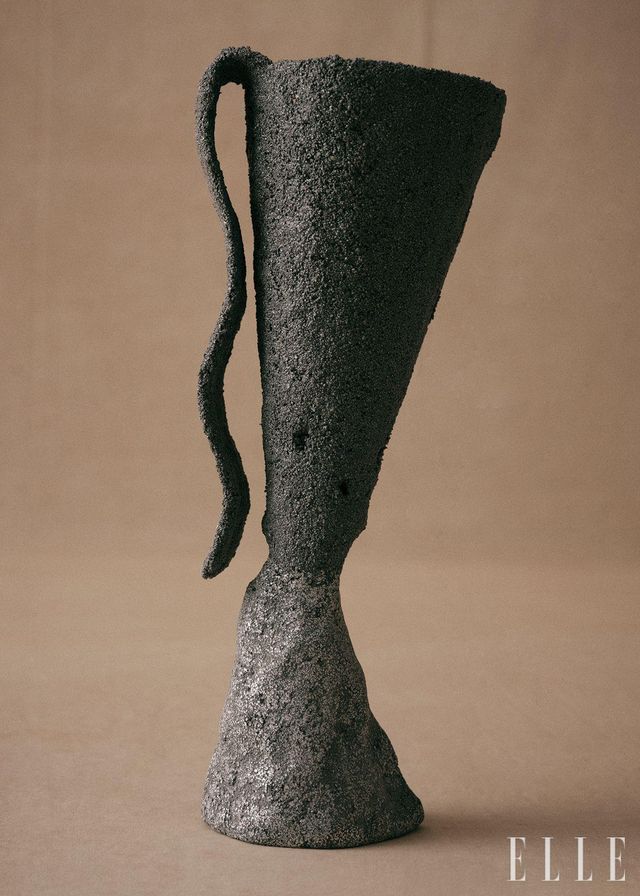  이윤정이 불에 녹인 금속을 틀에 부어 형태를 잡는 ‘주조’ 기법을 탐구해 만든 가구와 오브제. 