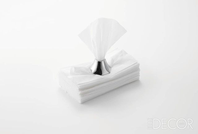  ‘플러스디(+d)’를 위해 디자인한 화산 모양의 티슈 디스펜서 ‘카잔(Kazan)’. 화산처럼 생긴 동그란 본체 위에 구멍을 통과시켜 티슈를 한 장씩 뽑으면 티슈가 화산에서 피어오르는 연기처럼 보인다. 